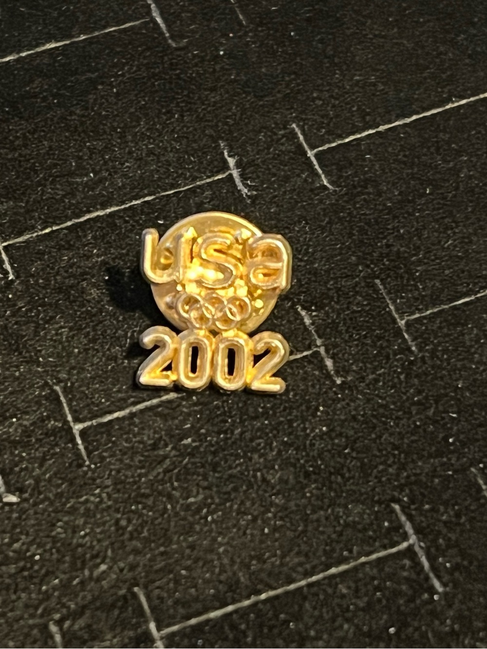 USA 2002 Gold Tone Pin - Commemorative Jewelry